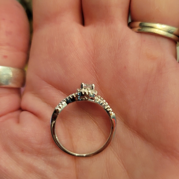 Nwot size 8 cubic zirconia promise ring or engagement - Picture 2 of 6
